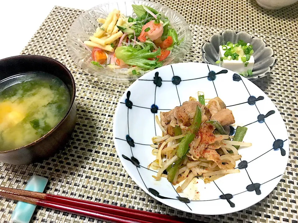 ばんごはん。もやしと豚肉炒め、春雨サラダなど。|yukiさん