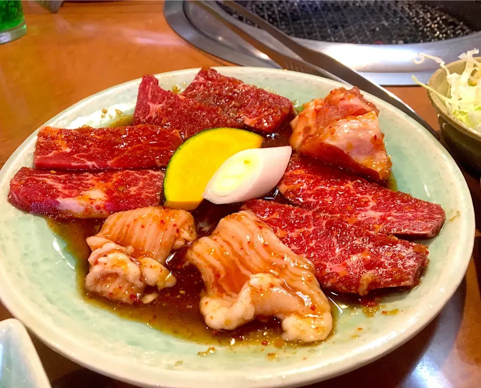 昼ごはん🌞
焼肉ランチ タレコース
焼肉  サラダ  キムチ  ワカメスープ  白飯  ドリンクバーがついて980円  とはお得！
しかも肉美味し！しかも炭火焼き！|ぽんたさん