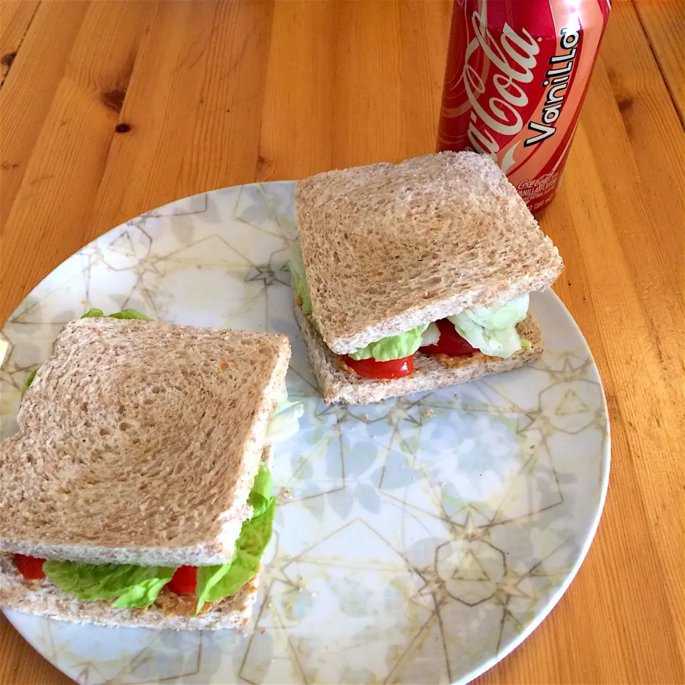 Vanilla coca cola, sandwiches with lettuce, olives, tomatoes and 'tartare' style vegan spread 😊|MissYumYumさん