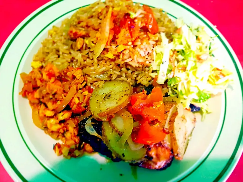 Smothered Chicken and Potatoes with Steamed Crawfish, Broccoli Fried Rice and Cabbage Slaw.|Juan Simmsさん