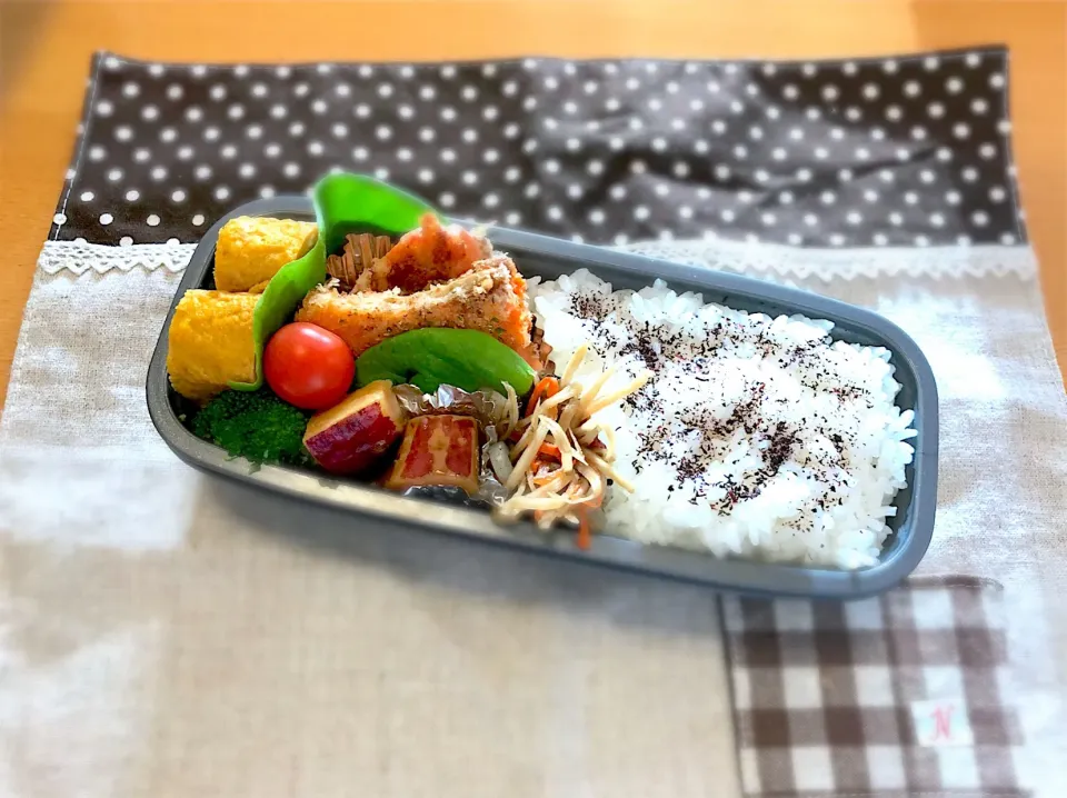 サーモンパン粉焼き🐟
卵焼き🍳
きんぴらこんにゃく入り🥕
さつまいもの甘煮🍠
🥦🍅🍚|あやこさん