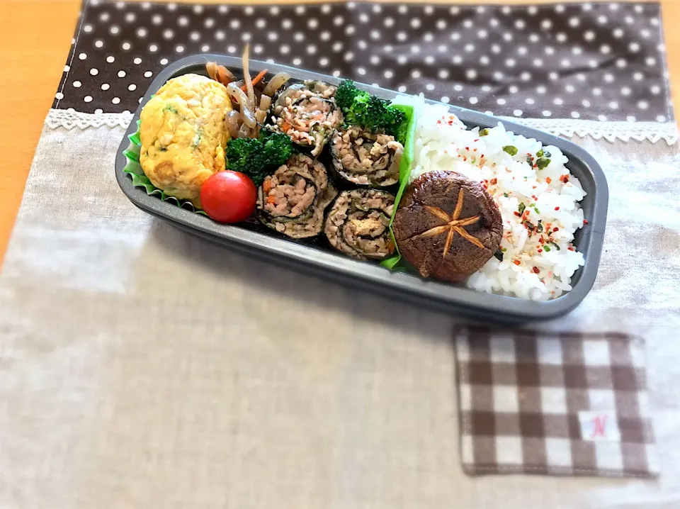 Snapdishの料理写真:豚ひき＋ひじき煮海苔巻き🌀🐖
まん丸卵焼き🍳
きんぴら🥕
椎茸醤油ソテー🍄
🥦🍅🍚|あやこさん