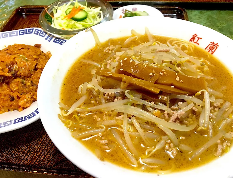 Snapdishの料理写真:晩ごはん⭐️🌙
味噌ラーメン🍜とケチャップ炒飯
 #紅蘭諏訪 #紅蘭 #みそラーメン|ぽんたさん