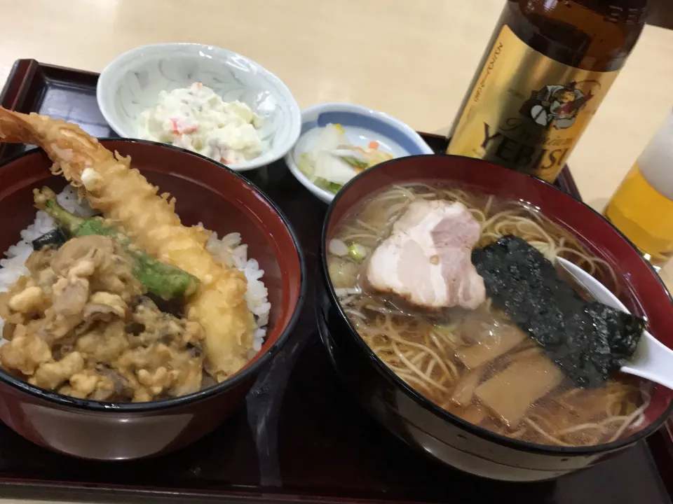 Snapdishの料理写真:ミニ天丼セット（ラーメン）に昼ビー付き🍺|まさとさん