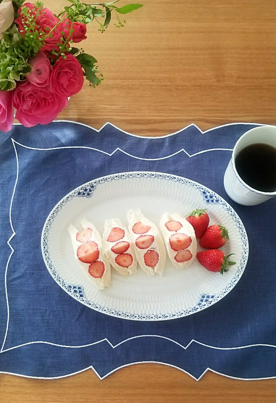 水切りヨーグルトでヘルシーいちごサンド🍓|kororon8さん