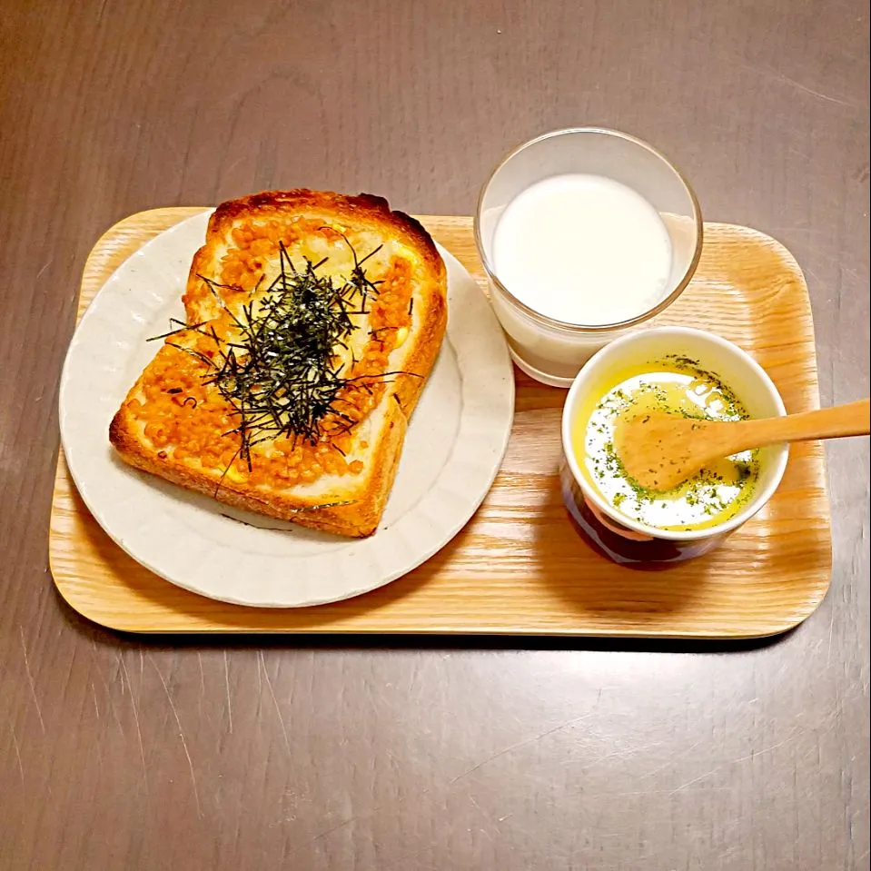 納豆チーズトーストの昼ご飯♡|Mami.Nさん