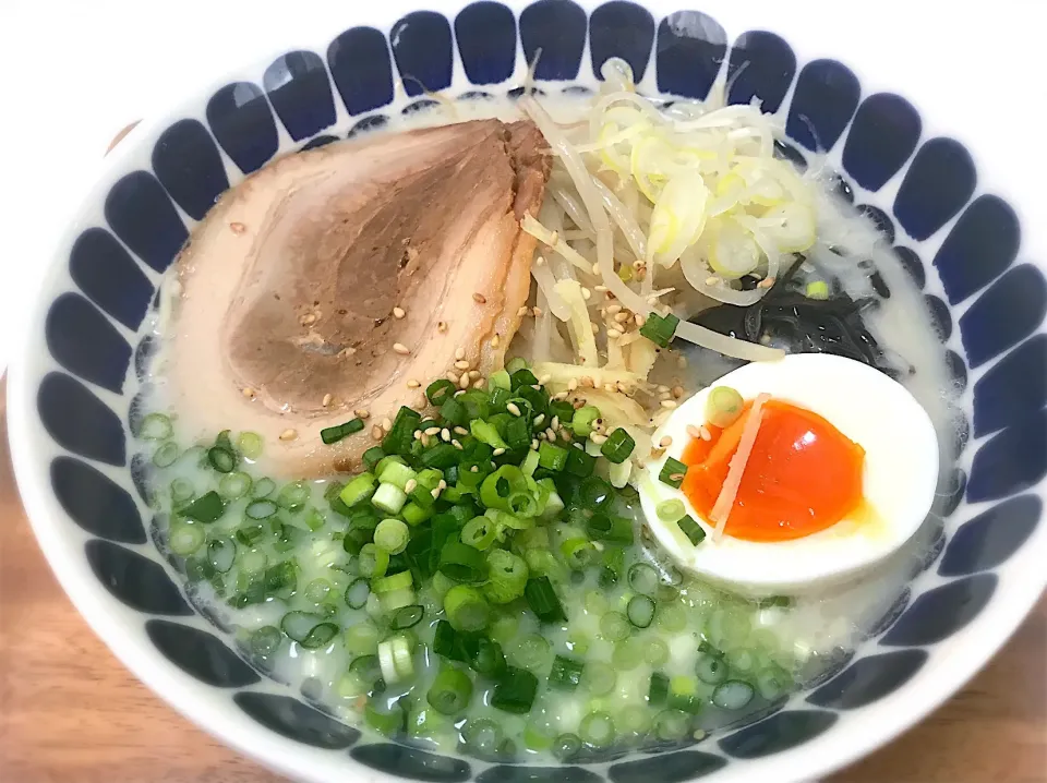 お昼は、伊之助ラーメン。鬼うまい！熱々でテーブルに出すために命かけた。|yukiさん