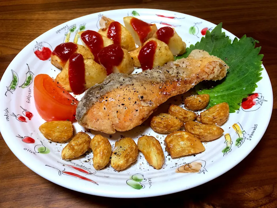 衣揚げサーモンと素揚げ野菜🌼|ぱぴこ家さん