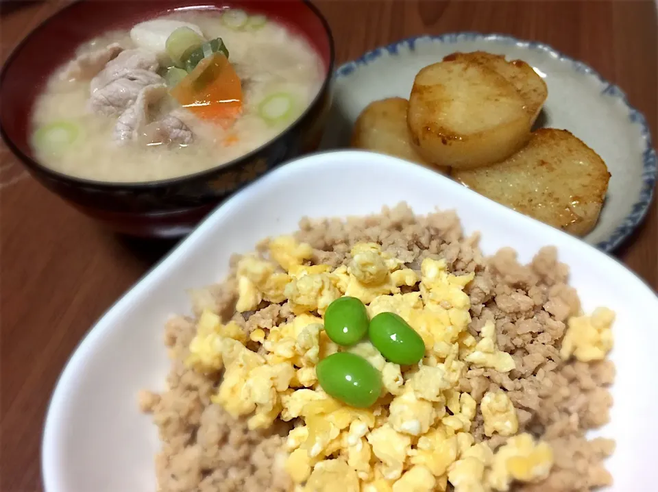 冷蔵庫のあり合わせメニュー💦
・鶏そぼろ丼
・長芋のバター醤油焼き
・酒粕入り豚汁|まるちゃんさん