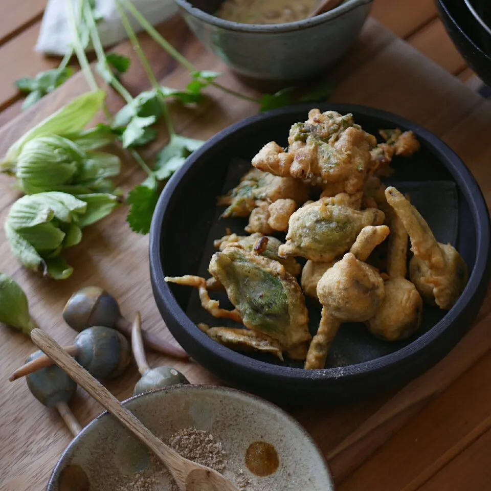 Pakora   パコラ三種（ふきのとう、クワイ、納豆とパクチー）|まちまちこさん