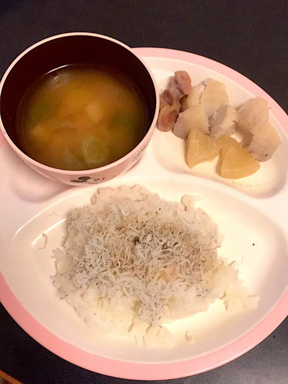 離乳食 夜
・しらすごはん
・里芋と大根と鶏肉の煮物
・じゃがいもとネギのお味噌汁
・イチゴ|ぺろたんさん