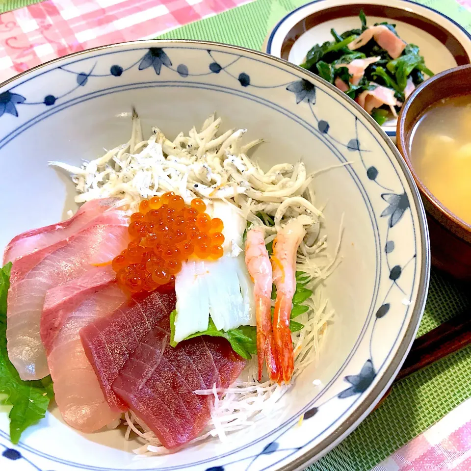 海鮮丼とほうれん草の炒め物、かきたま汁|Ikuさん