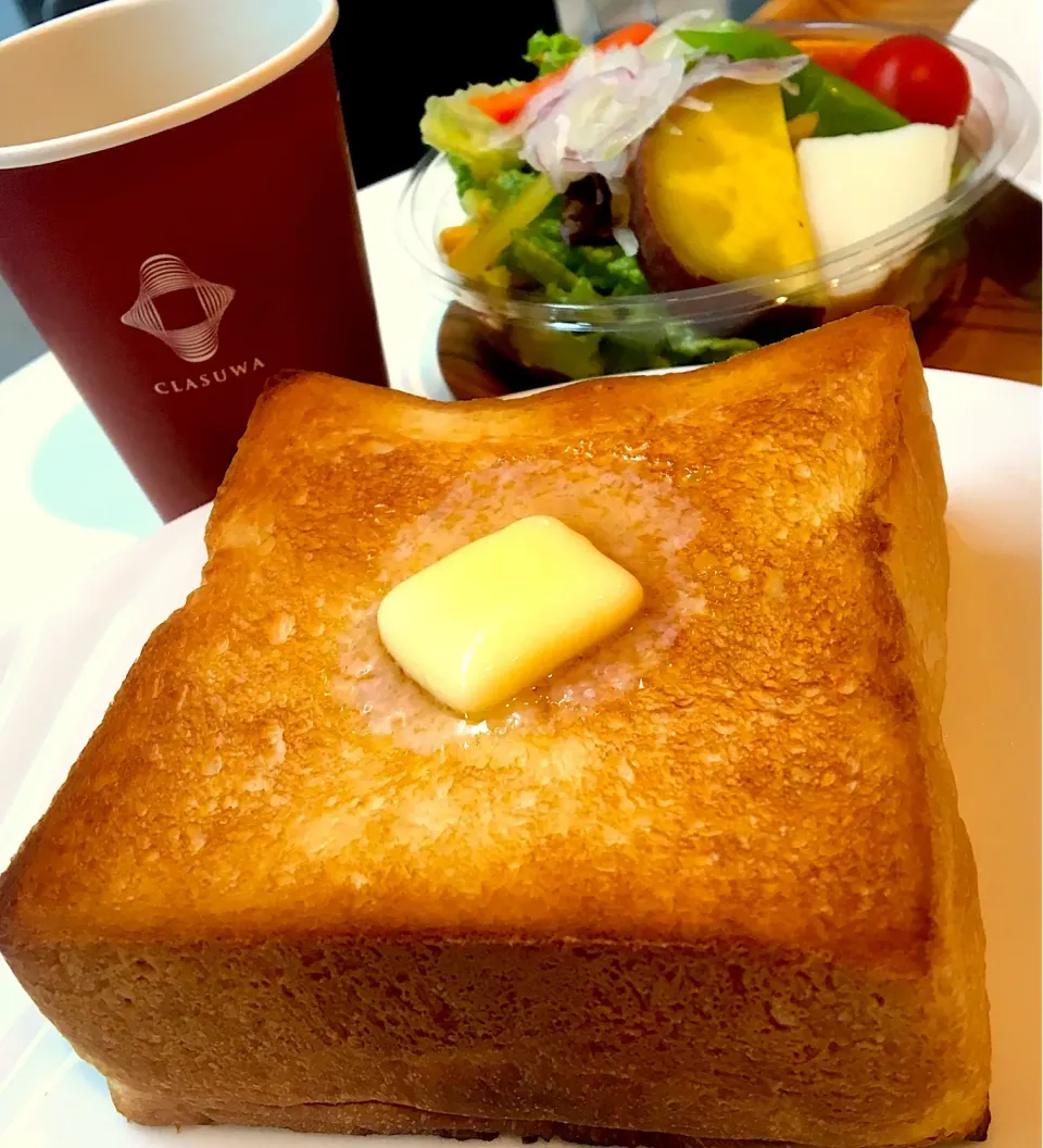 朝ごはん☀️☀️☀️
くらすわのモーニングセット
トースト🍞＆コーヒー☕で500円
（サラダは別売り）
お値段はいいけど、うまーい٩(ˊᗜˋ*)و|ぽんたさん