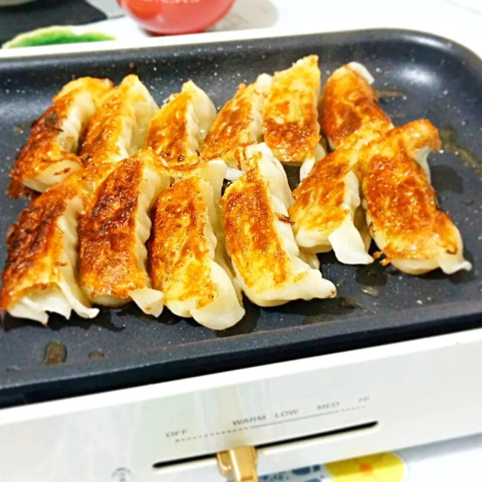 Snapdishの料理写真:餃子焼けましたʕ•ٹ•ʔ
 #BRUNO #餃子 #ホットプレート #中華料理 #焼き餃子|kossyossさん