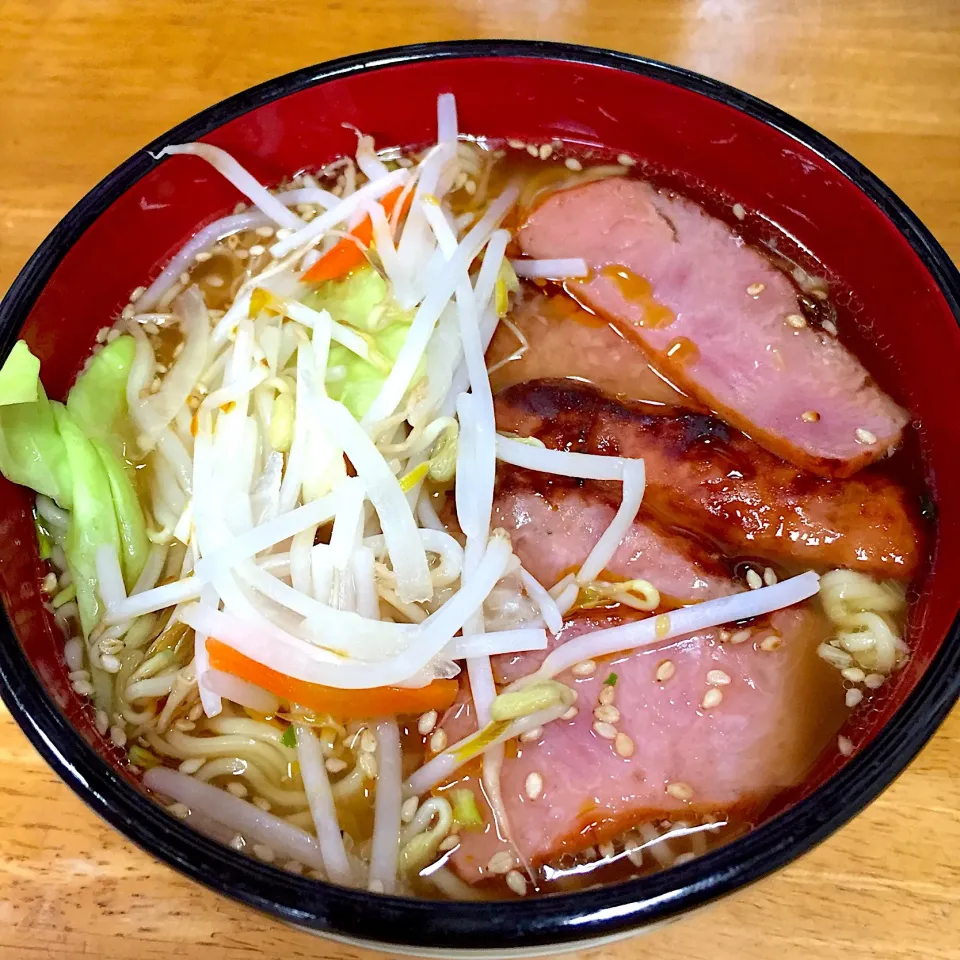 Snapdishの料理写真:出前一丁に野菜と焼豚投入🍜*\(^o^)/*|すかラインさん