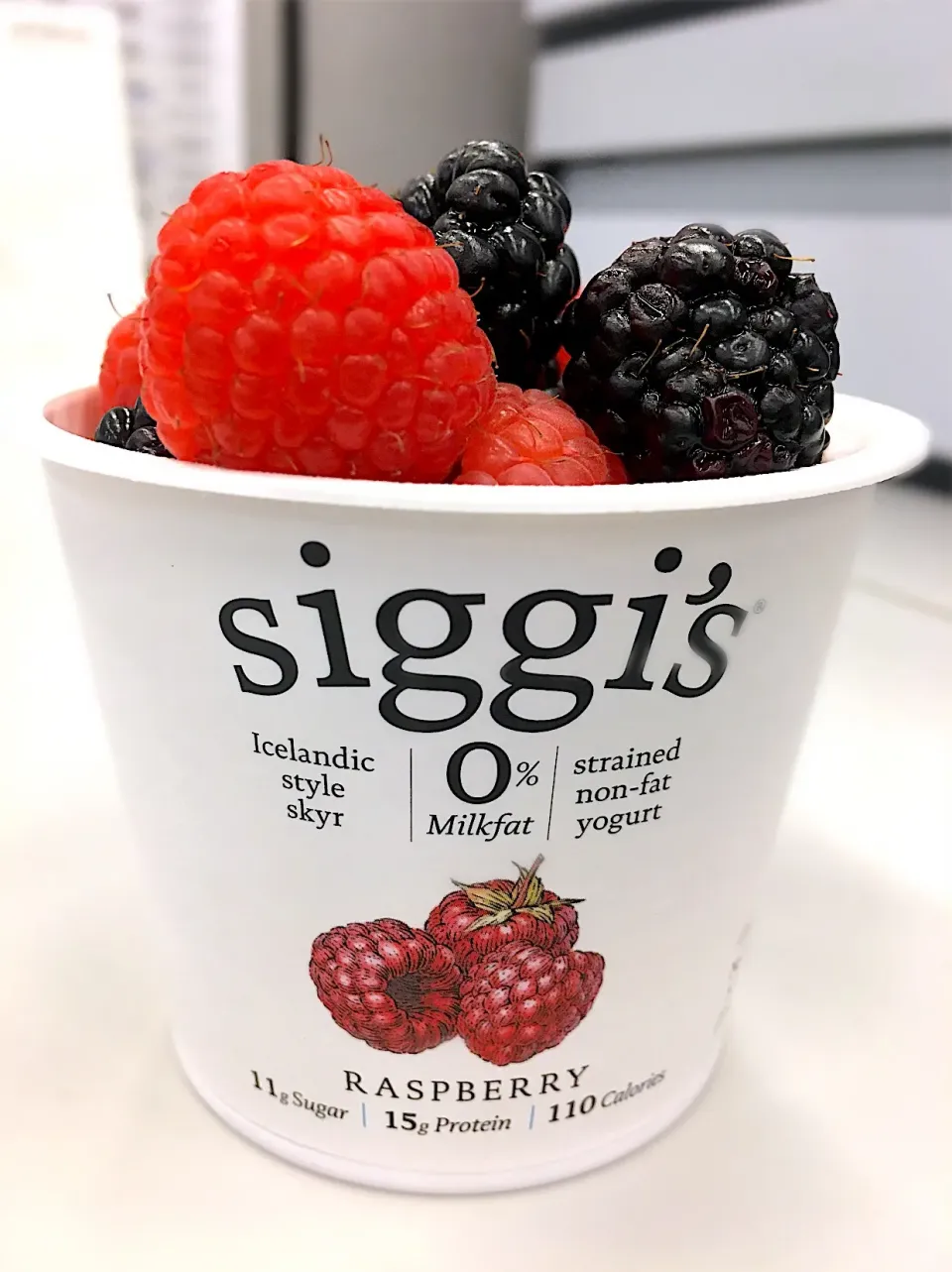 Siggi’s icelandic yoghurt w berries|kayoさん