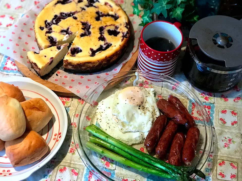 #brunch breakfast herb sausage and sunny side up#breakfastbuns #strawberrychessecake|Babyluv Cabrera Ocampoさん