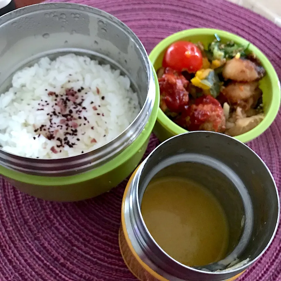 Snapdishの料理写真:今日のお弁当🍱 にんじんポタージュ🥕 ハンバーグ色々入れてみました😋 三連休明けの朝 どんより曇り空 今日も気をつけていってらっしゃい👋😊|mokoさん