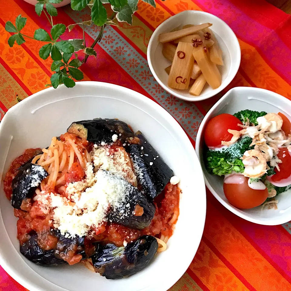 🍝今日のお昼はシンプル トマトソース🍅＆揚げナス🍆スパと もこもこブロッコリー＋プチトマトサラダに 大好き独活の中華甘酢漬け🌿|Hollyさん