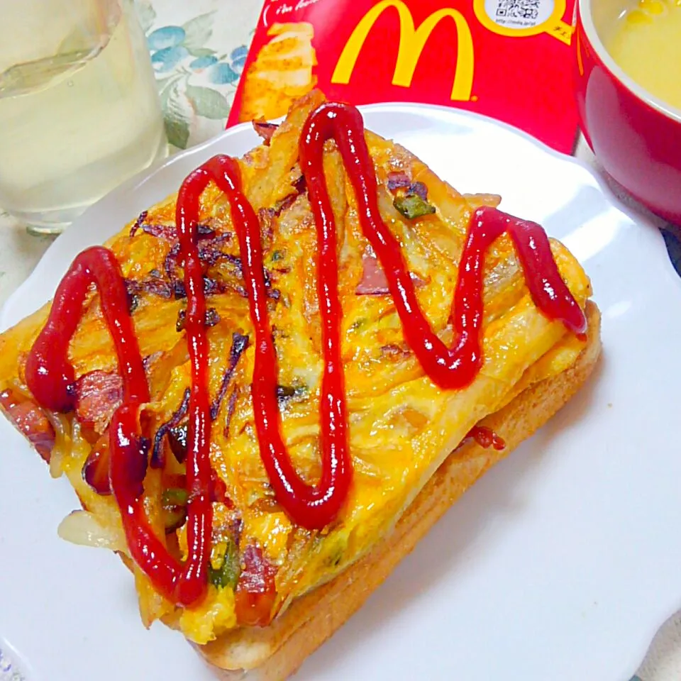 Snapdishの料理写真:マックポテトのリメイクオムレツトースト🍞|うたかた。さん