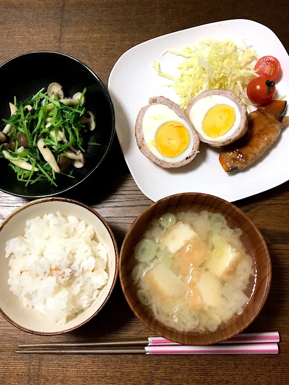 Snapdishの料理写真:#土鍋ごはん 
#卵の肉巻き
#かぼちゃの肉巻き
#豆苗としめじの炒め物
 #大根と油揚げの味噌汁 の味噌汁|まきさん