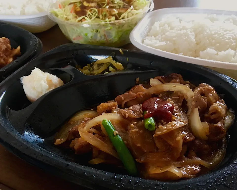 昼ごはん☀️☀️🔆
明日は引越し！
焼肉弁当！🍱|ぽんたさん