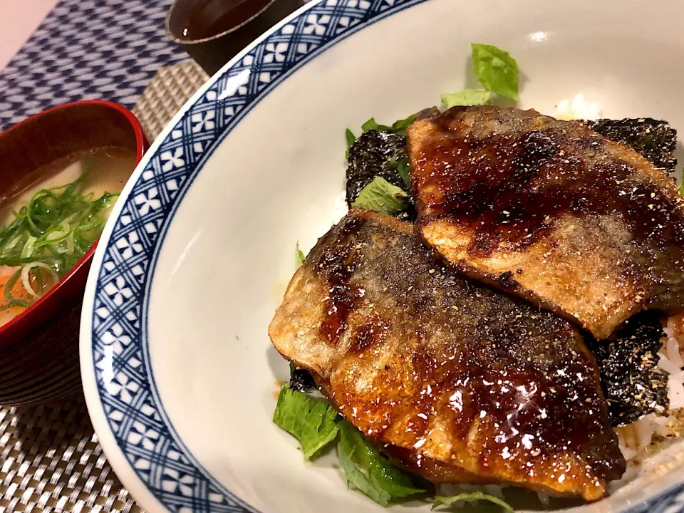 Snapdishの料理写真:鯵の蒲焼き丼とワンタンスープ|amiさん