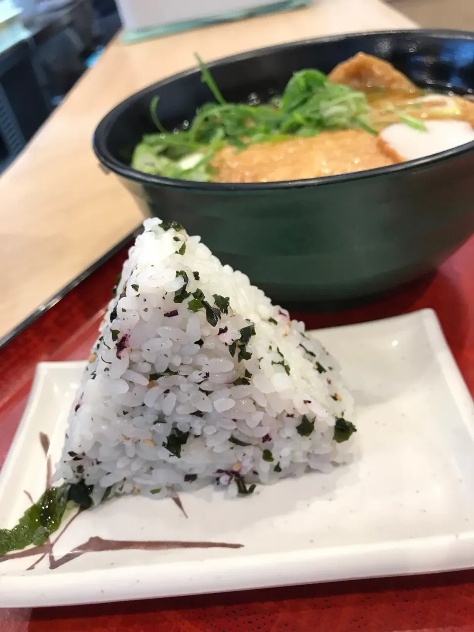 Snapdishの料理写真:遅めの昼ご飯は、恒例のたぬき蕎麦（大阪呼称）に峰が切り立って遭難しそうなおにぎり岳に登ってみたのでした⛰|にゃあ（芸名）さん