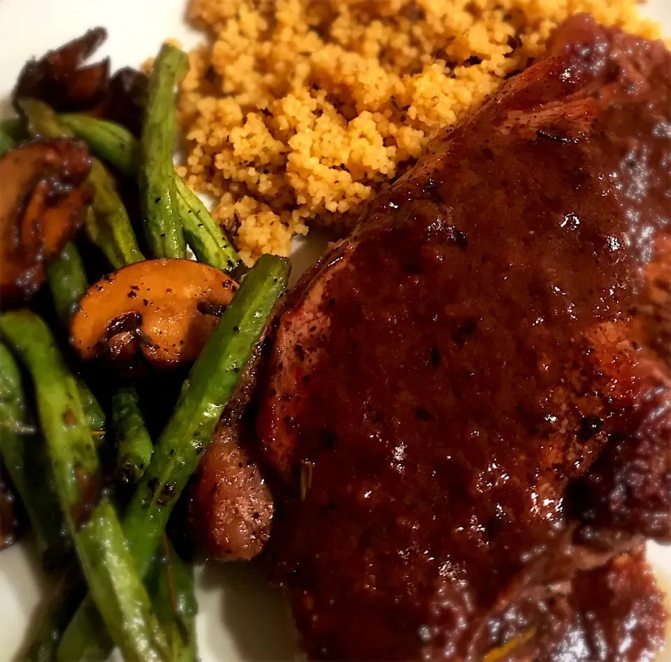 NY Strip Steak with a red wine demi glace, thyme roasted green beans & couscous with garlic & mushrooms|Liesel Ryanさん