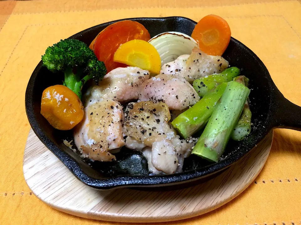 鶏モモと野菜の鉄鍋焼き🍗🍅🥦|ぱぴこ家さん