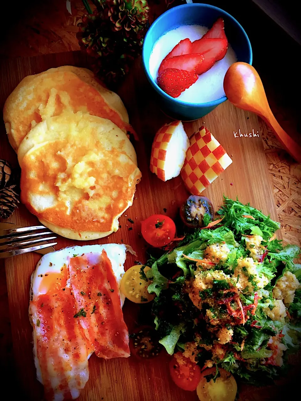 Snapdishの料理写真:#スフレパンケーキ 
〜アップル🍎バター添〜

サラダ🥗はオレンジドレッシング🍊
デザートは🍮杏仁豆腐

朝からカロリー摂り過ぎ💧|KOZUEさん