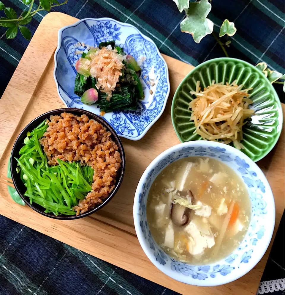 Snapdishの料理写真:💞バレンタインデーでも普段着ごはん🍚 勾玉ミニ鶏そぼろ丼＆酸辣湯、独活きんぴら、ほうれん草のお浸しの有り合わせ定食🥢|Hollyさん