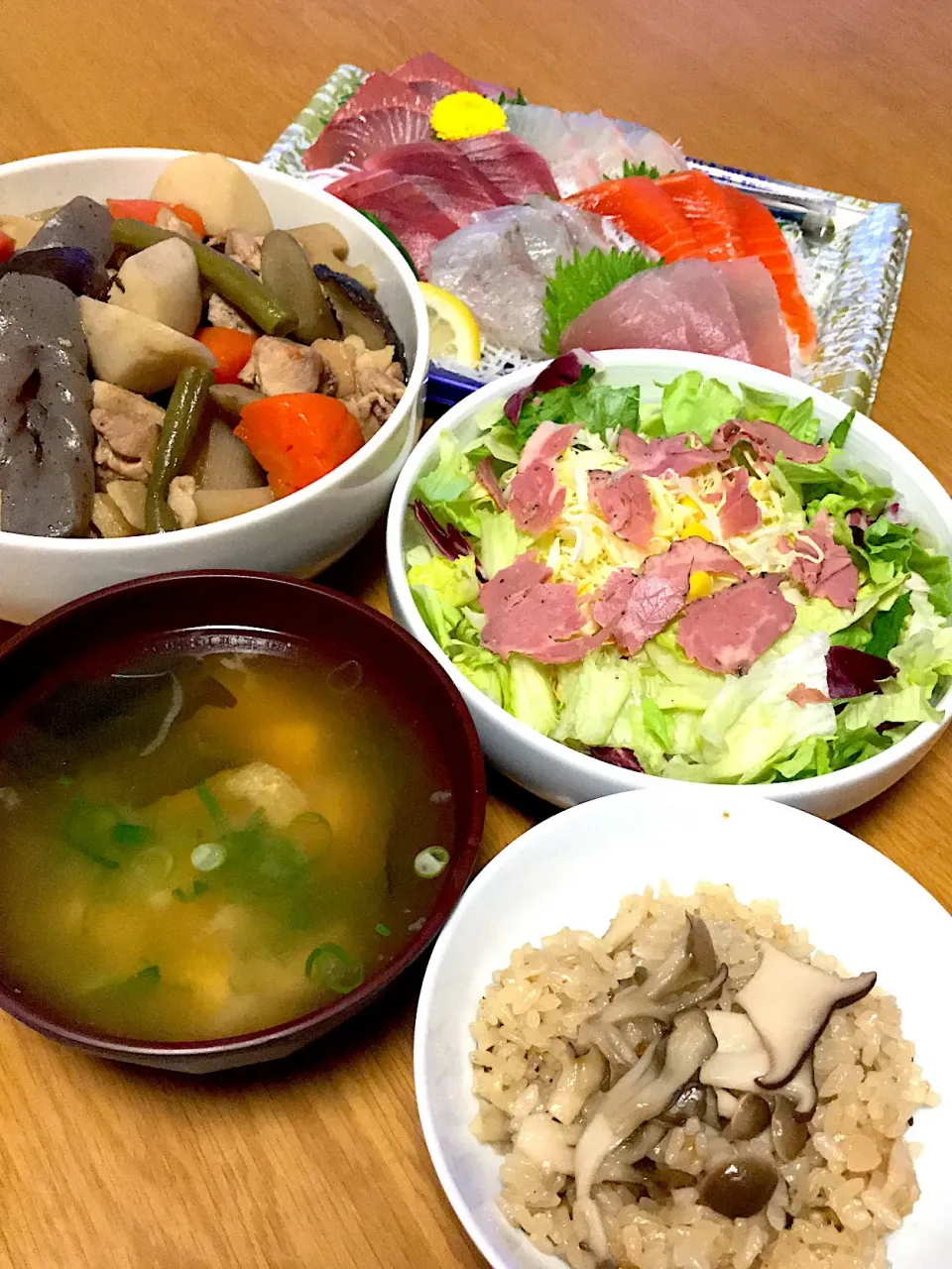 きのこの炊き込みご飯と筑前煮 ペッパービーフのサラダ🥗|じゅん🎶さん