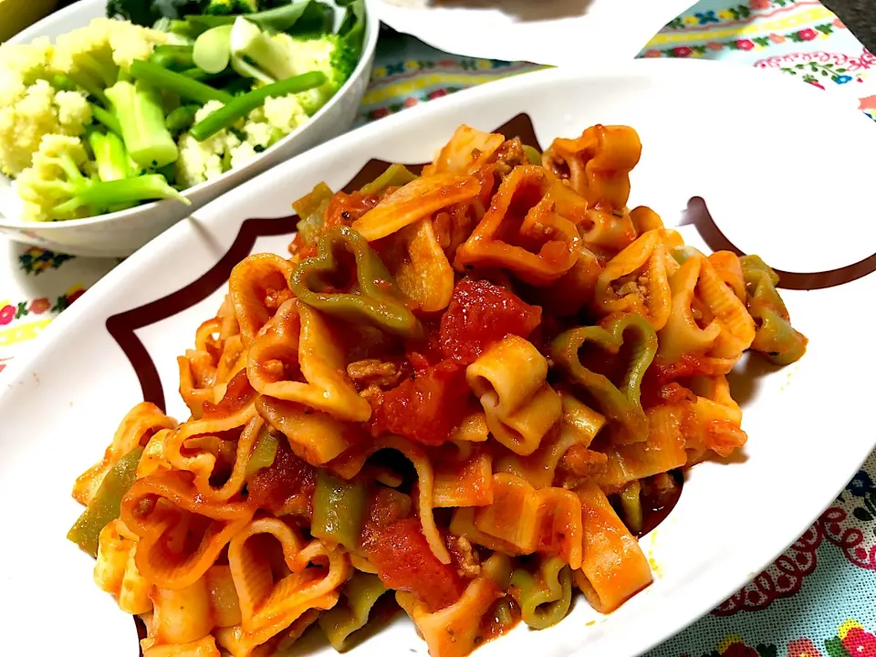 ラダ コスタ🍝ラブパスタ❤️💚💛deトマトソースパスタとサラダ🥗|がぁがさん