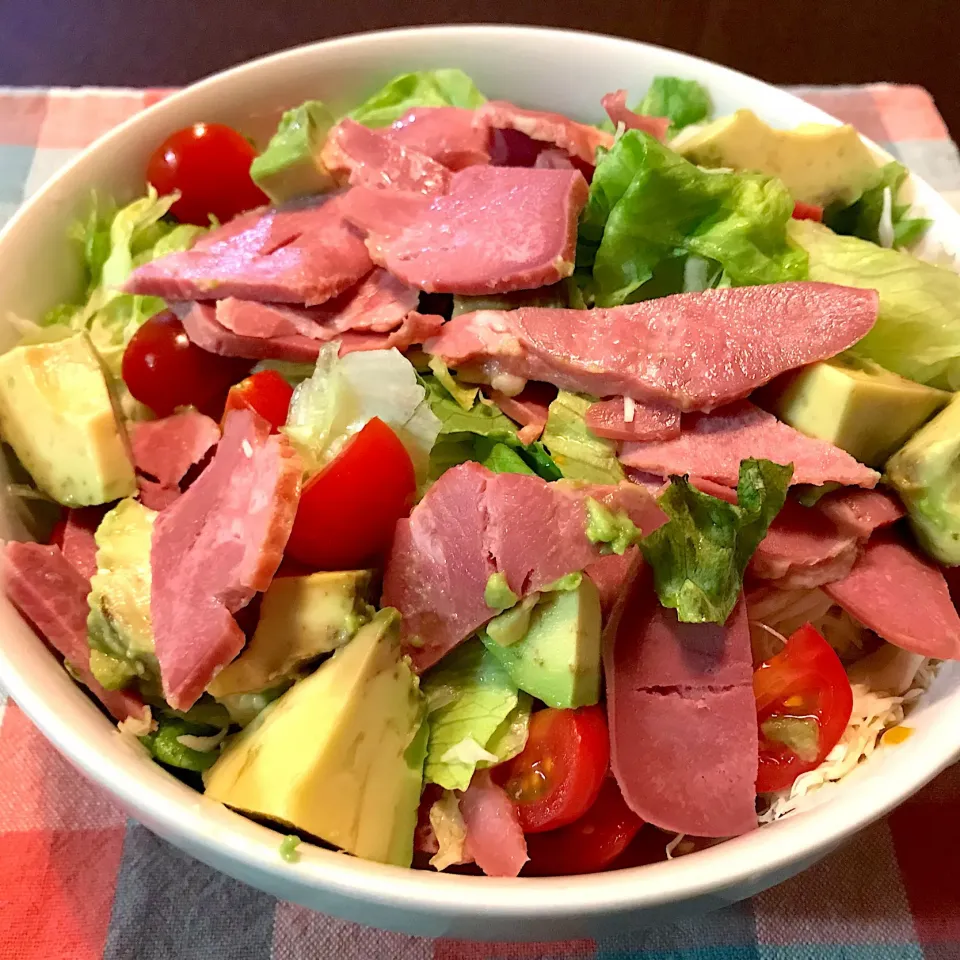 牛タンスモークとアボカドのサラダ🥗🥑|純さん