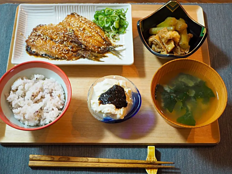 いわしの蒲焼き、ふきと薄揚げの煮物、海苔明太のせ冷奴、味噌汁、三十穀米|おむすびさん