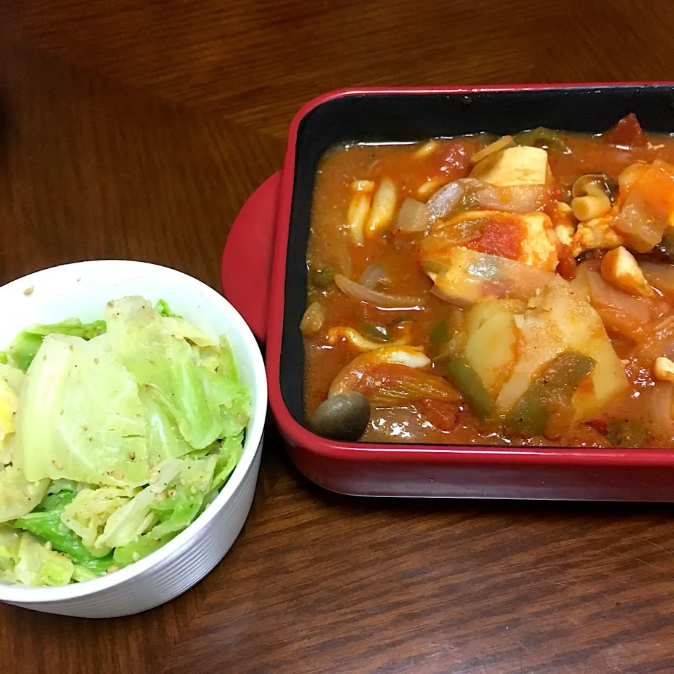 晩ご飯。鶏胸肉のトマト煮(玉ねぎ、ジャガイモ、ピーマン、セロリ、しめじ)、キャベツのゴマ和え。|星猫さん