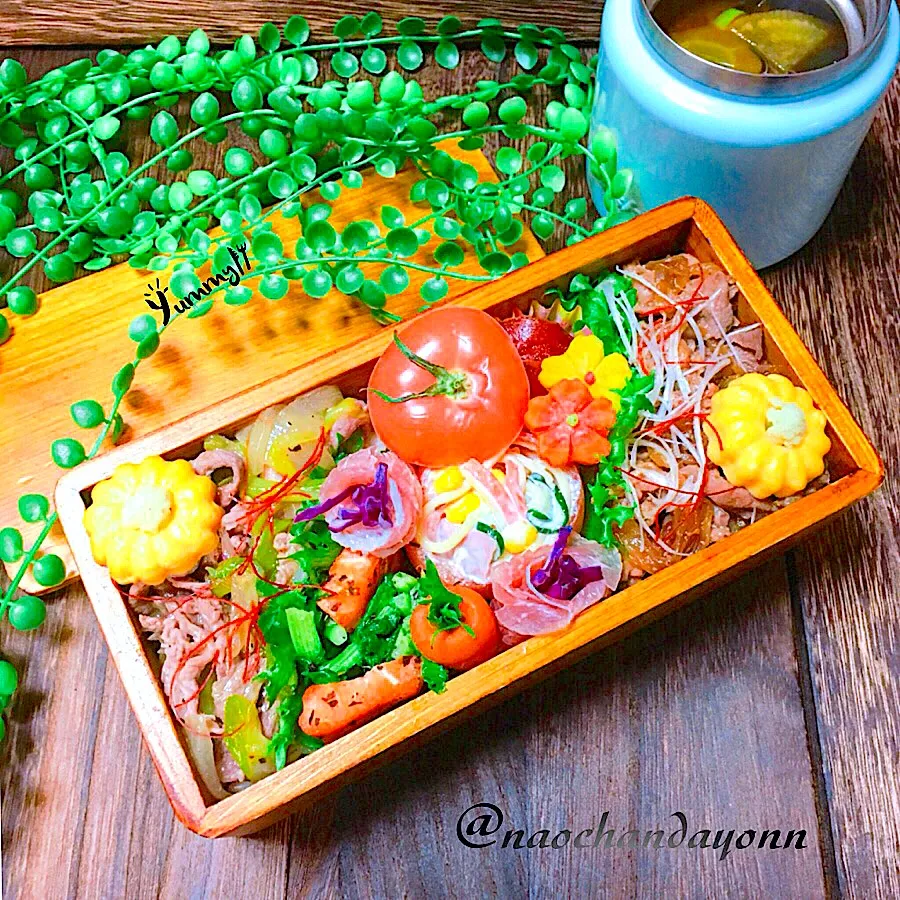 今日のＪＫお弁当
食べ比べ弁当🍱
塩&にんにく醤油の2種類の豚丼|naochandayonnさん