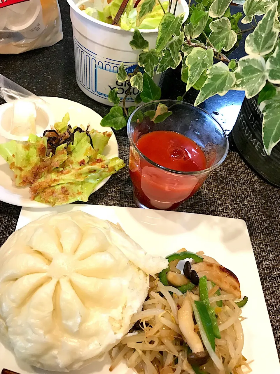 Snapdishの料理写真:野菜たっぷり朝から肉まん|シュトママさん