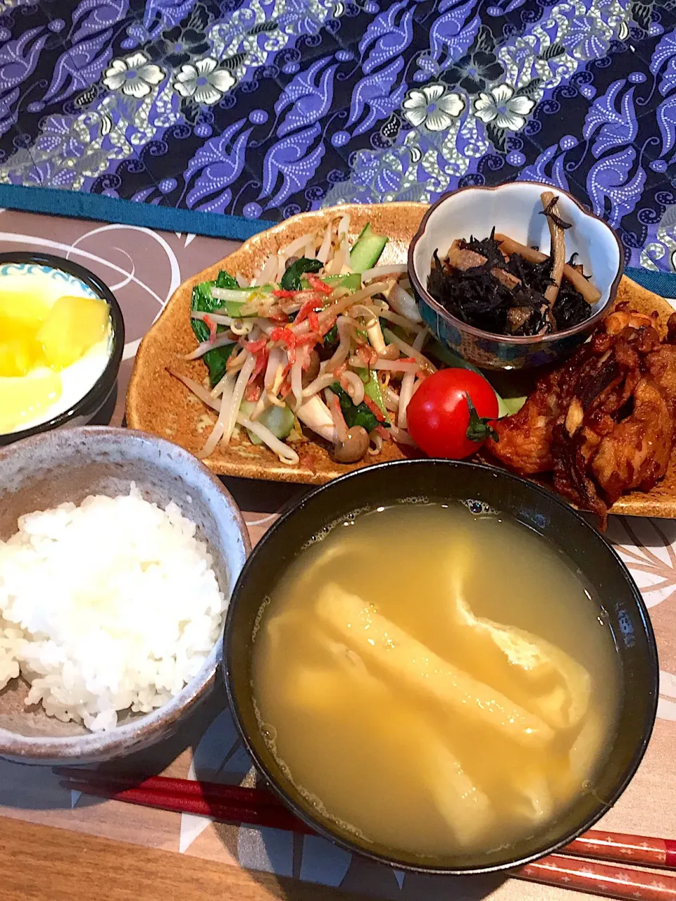 朝ごはん
タコげそ揚げ、もやしと小松菜としめじと桜エビの炒め物、ひじき煮物、プチトマト、白米、パイナップル添えヨーグルト|かよちゃんさん