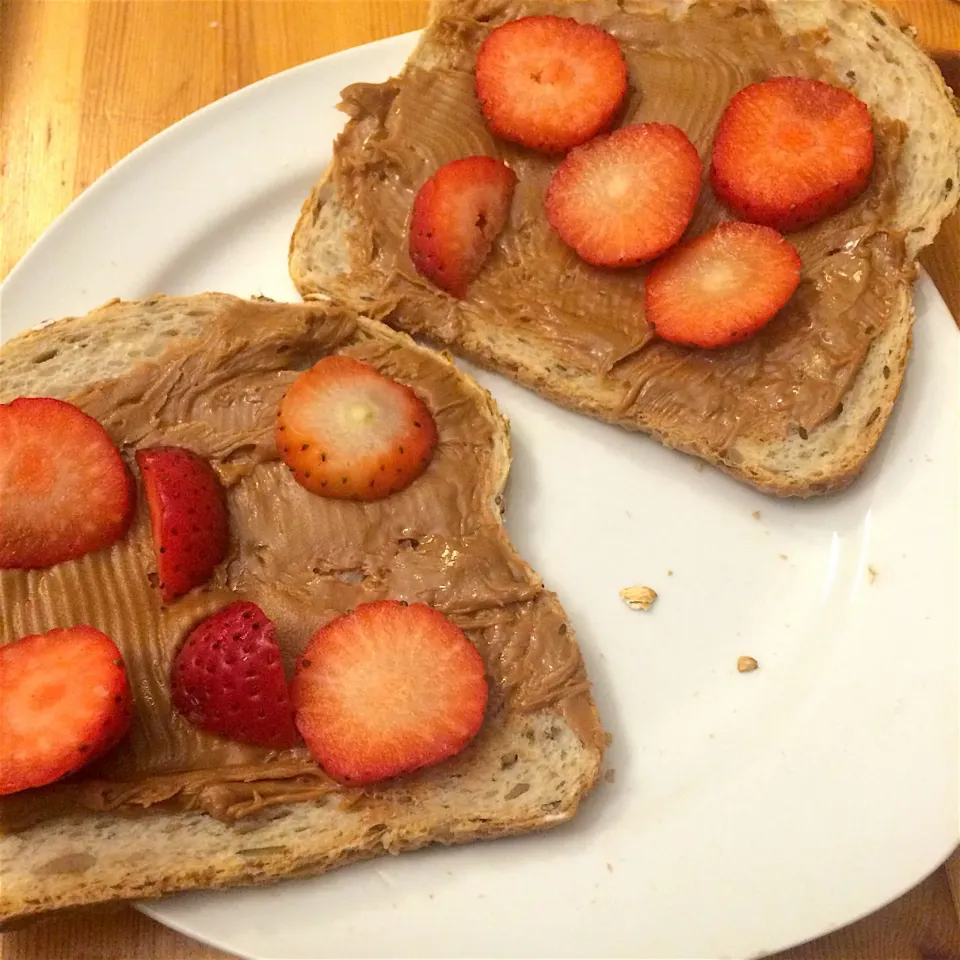 Speculoos spread and strawberries 🍓|MissYumYumさん