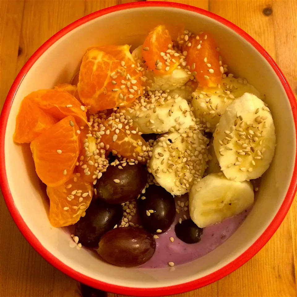 Soy blueberry yogurt, grapes, banana, mandarines, and sesame seeds 🍇🍌|MissYumYumさん