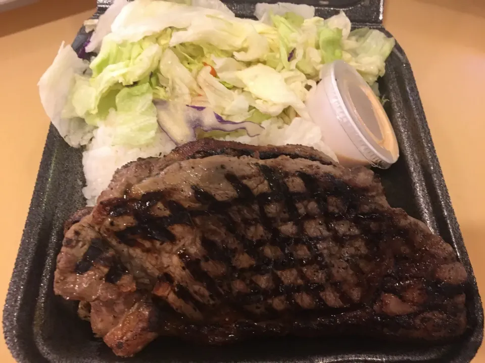 Snapdishの料理写真:チャンピオンズ・ステーキ&シーフードでダブルステーキ🥩分厚くてアメリカ的な肉〜てな感じで中々美味い😋|フージさん