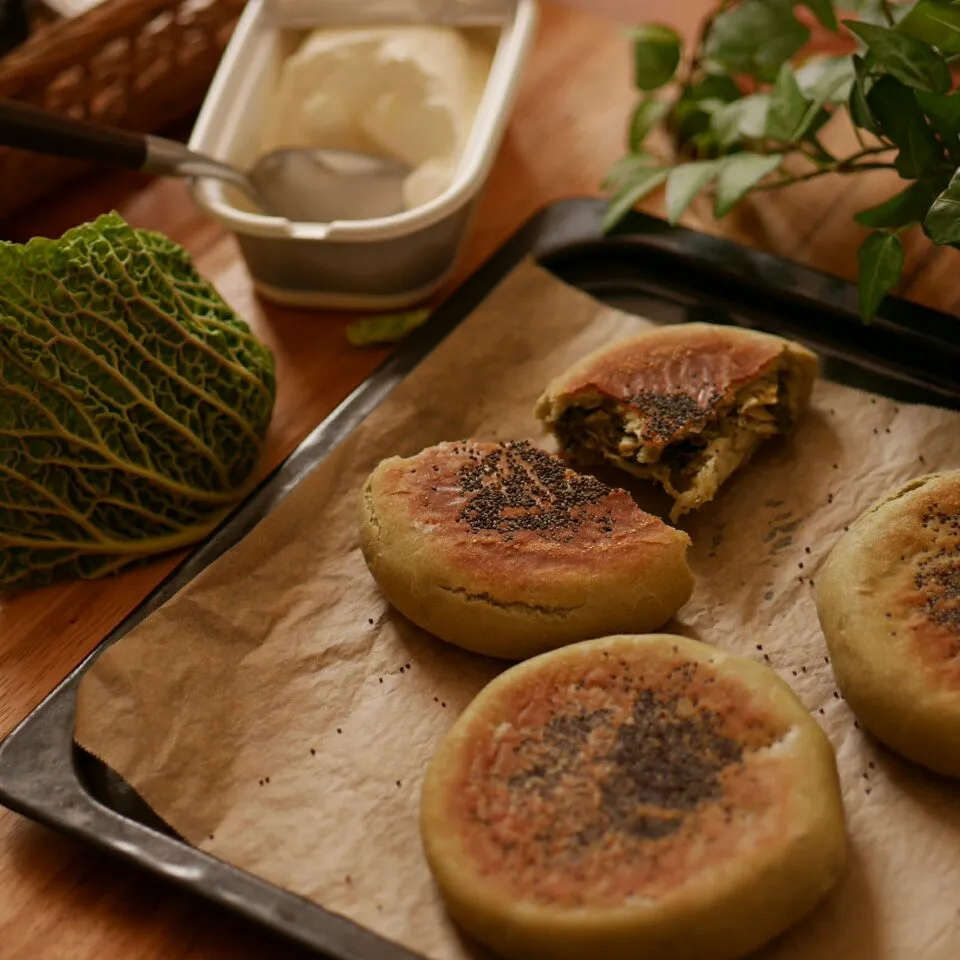 サボイキャベツ、クリチ入りの平焼きパン  Savoy cabbage, Artichoke & Cream cheese stuffed Bread|まちまちこさん