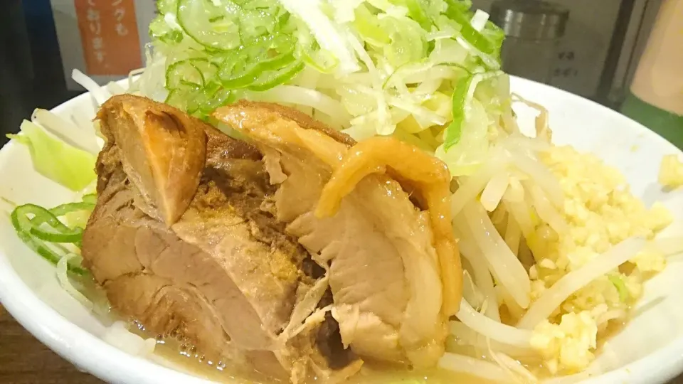 Snapdishの料理写真:ちばから 渋谷道玄坂店 の ミニらーめん(豚1切れ、麺固め、アブラ少なめ)＋野菜ちょい＋からめ＋にんにく＋ねぎマシマシ＠渋谷18027|大脇さん