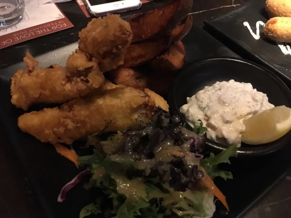 Snapdishの料理写真:Fish and chips @ Alchemist Beer Lab|Ong Sor Fernさん