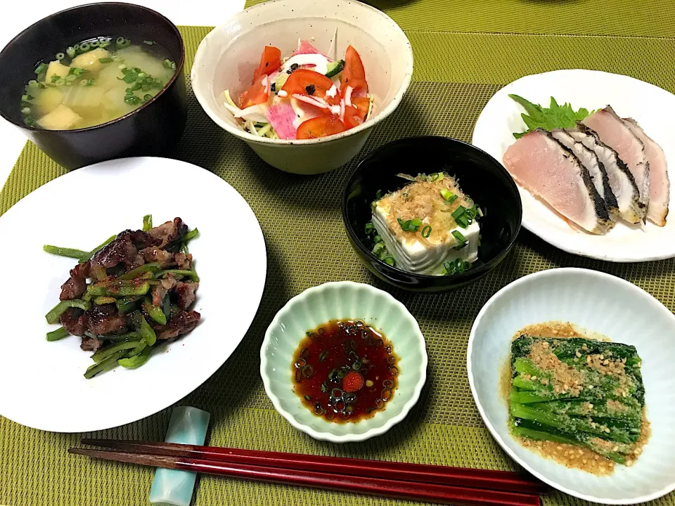 ばんごはん。青椒肉絲、鰆のたたき、冷奴、ほうれん草のおひたし。白菜と油揚げの味噌汁、野菜サラダ。|yukiさん