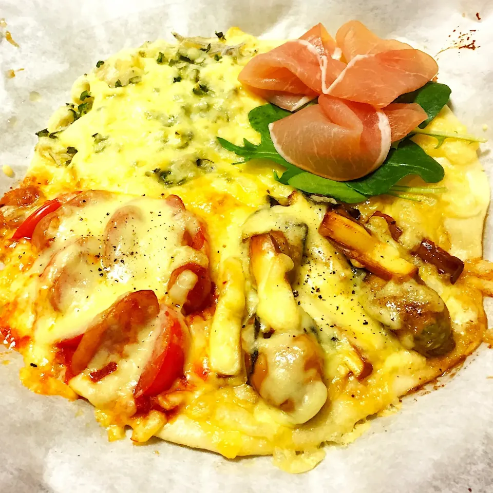 Snapdishの料理写真:手作りピザ生地の4種ピザ🍕
 #かまあげしらす  #生ハム #ソーセージとトマト#カキのオイル漬け #燻製チーズ  #ピザ  #手作りピザ  #男子ごはん  #男の料理  #料理男子|じんさんさん