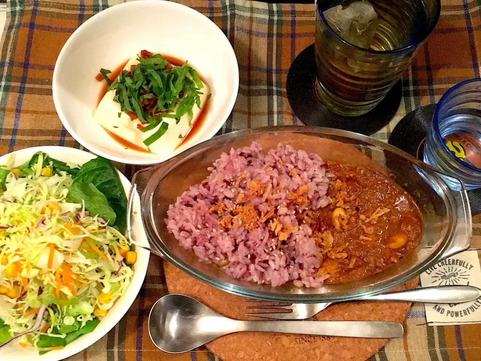 チキンと豆のカレー🍛🥄
温奴(大葉と刻み生姜の醤油漬のせ)
山盛りサラダ
デトックスティー|yumyum😋さん