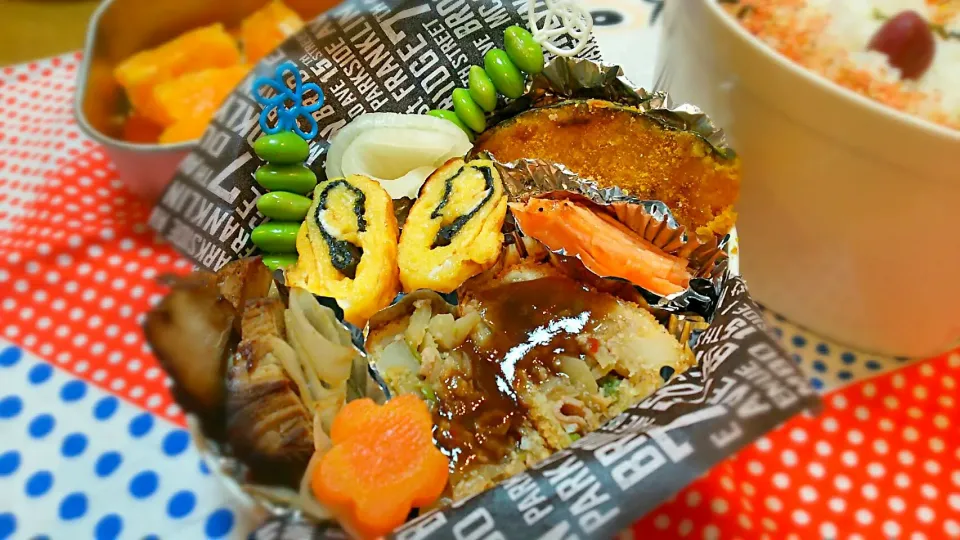 父ちゃんの今日のサラメシ
肉じゃがリメイクコロッケ弁当
#海苔巻甘い玉子焼き #大辛鮭 #南瓜フライカレー味 #煮豚 #他|Naomi Furuyaさん